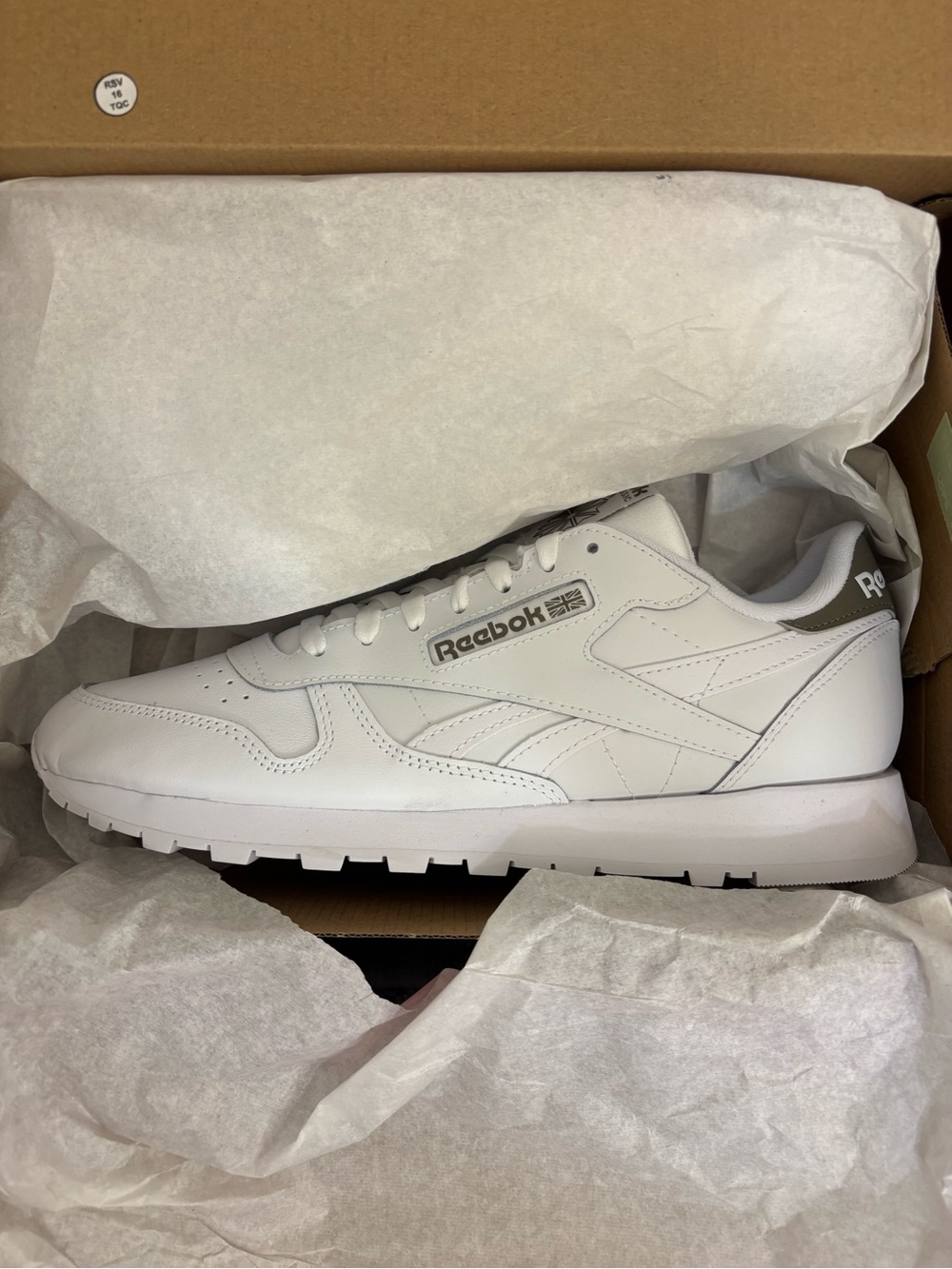 Reebok Men's White Low-Top Leather Running Shoes - Picture 2 of 4